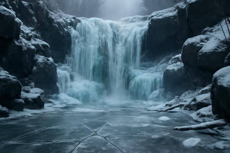 découvrez pourquoi s'approcher des cascades gelées présente des risques majeurs pour votre sécurité et comment éviter les dangers liés à la glace instable et aux chutes potentielles.